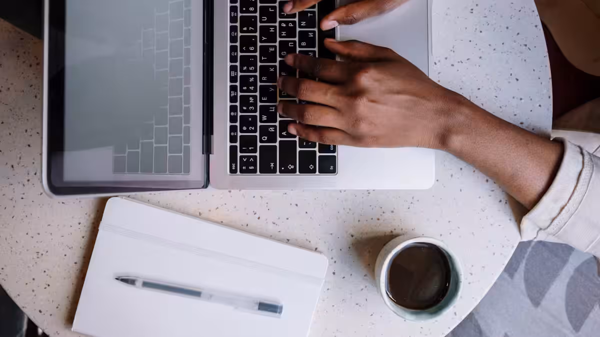 Leere Google-Suchergebnisse auf einem Laptop-Bildschirm , Firma wird bei Google nicht gefunden