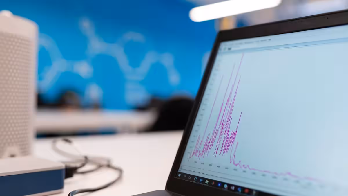 Fallender Graph auf einem Bildschirm , Google-Ranking ist plötzlich gefallen und SEO-Rankings verloren